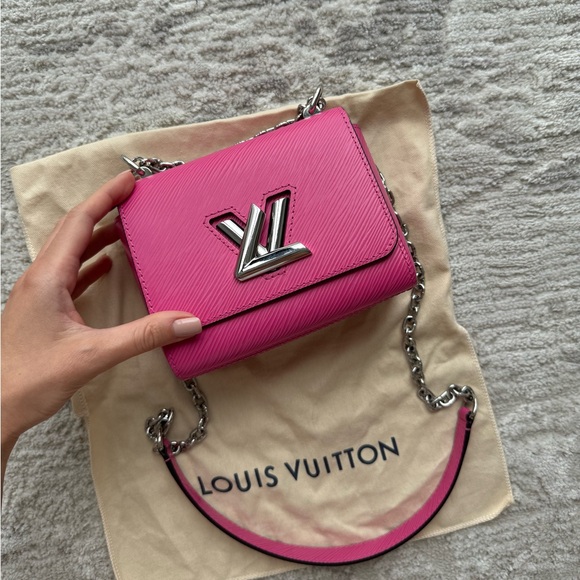 Louis Vuitton a small pink bag, looks like a new! 🩷 - Picture 3 of 15